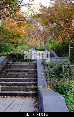 Étapes menant à la montagne de Namsan N Séoul tour à Séoul, Corée du Sud Banque D'Images