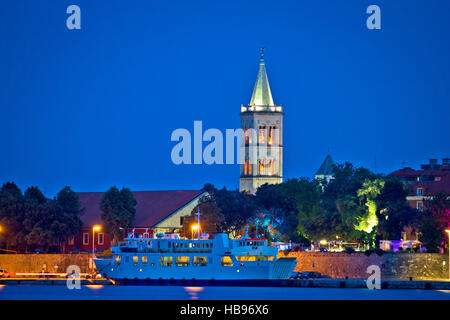 Ville de Zadar waterfront soir voir Banque D'Images