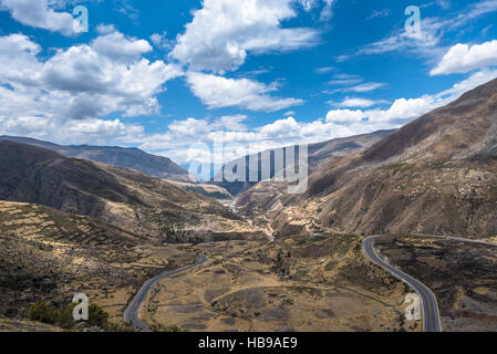 Scenic Route de montagne dans les Andes, au Pérou Banque D'Images