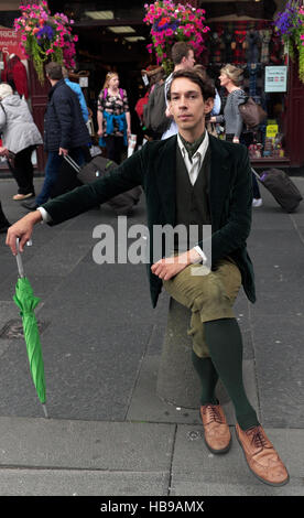 Scottish homme vêtu de vêtements traditionnels assis sur la rue comme un artiste de rue pendant le Festival Fringe 2016. Banque D'Images