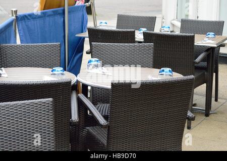 Table de salle à manger en rotin extérieur vide Banque D'Images