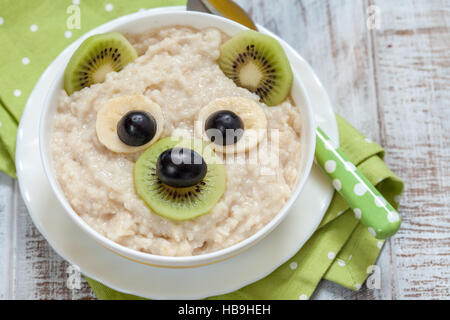 Petit-déjeuner enfants avec bouillie de fruits et noix Banque D'Images