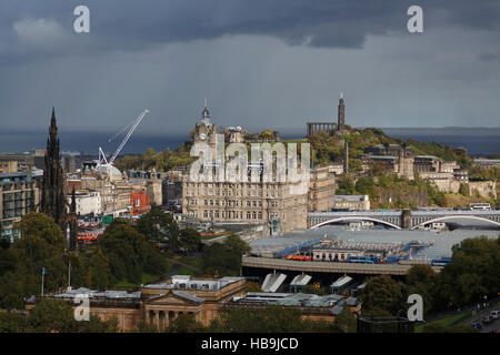 Balmoral Hotel, rue Waverley Station et Scott Monument, Édimbourg, Écosse Banque D'Images