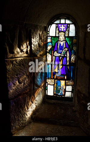 La lumière du soleil d'eau à travers un vitrail montrant Saint Margaret à l'intérieur de la Chapelle Sainte Marguerite, le château d'Édimbourg, Écosse Banque D'Images