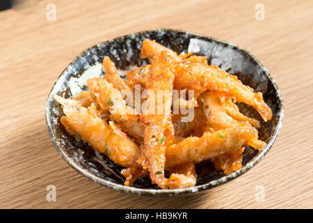 La cuisine japonaise, beignets de petits poissons appelés wakasagi sur la table Banque D'Images