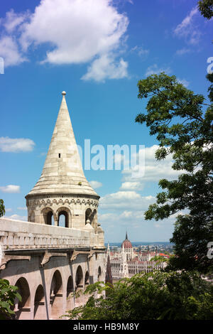 Du Bastion des pêcheurs dans le district de Castle Hill, à travers le Danube depuis la maison du Parlement (dans la distance). Banque D'Images