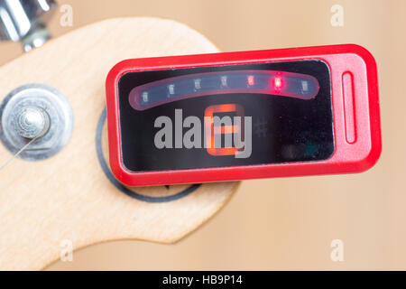 Série d'un réglage guitare, E, hors de l'écoute d'un tuner numérique Banque D'Images