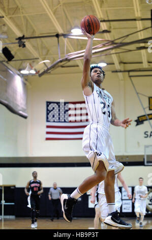 Des high school player publie un court saut de juste en dehors de la peinture. Banque D'Images