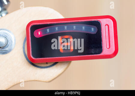 Série d'un réglage de la guitare, A, hors de réglage précis par un tuner numérique Banque D'Images