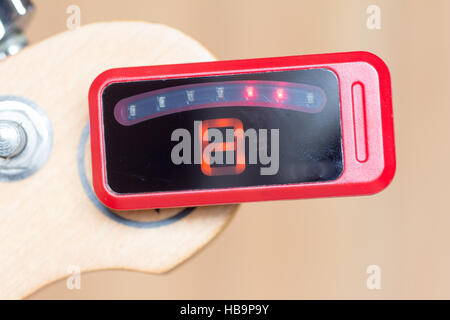 Série d'un réglage de la guitare, A, hors de réglage précis par un tuner numérique Banque D'Images