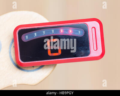 Série d'un réglage de la guitare, G, hors de l'écoute d'un tuner numérique Banque D'Images