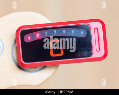 Série d'un réglage de la guitare, G, hors de l'écoute d'un tuner numérique Banque D'Images