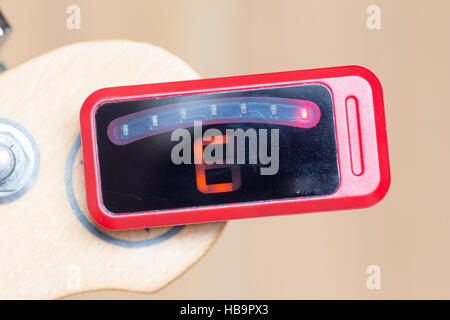 Série d'un réglage guitare, C, hors de l'écoute d'un tuner numérique Banque D'Images