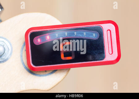 Série d'un réglage guitare, C, hors de l'écoute d'un tuner numérique Banque D'Images