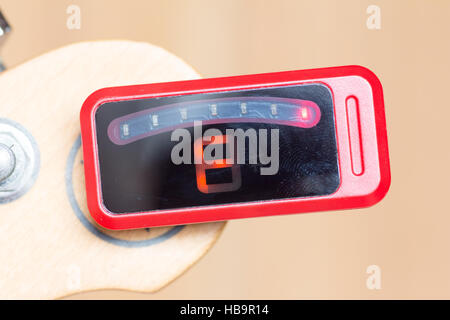 Série d'un réglage guitare, F, hors de l'écoute d'un tuner numérique Banque D'Images