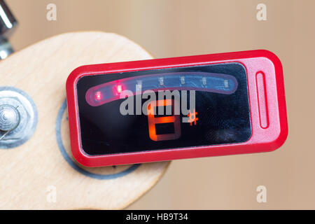 Série d'un réglage guitare, F# , hors de l'écoute d'un tuner numérique Banque D'Images