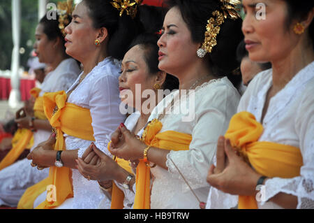 Bali, Indonésie - 20 mars 2015 : les Hindous woman praying at temple balinais Nyepi jour durant à Bali - Indonésie Banque D'Images