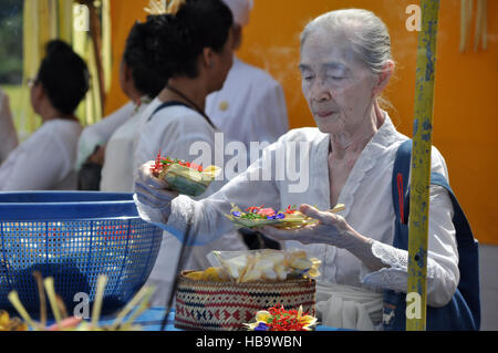 Bali, Indonésie - 20 mars 2015 : femme de balinais en vêtements traditionnels se préparent pour le culte des offrandes au cours de jour Nyepi Banque D'Images