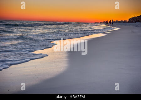 Coucher du soleil orange à la plage Banque D'Images