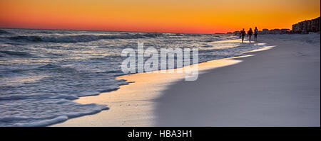 Coucher du soleil orange à la plage Banque D'Images