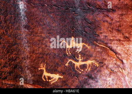 La culture Anasazi de pétroglyphes de la chasse dans l'Arizona's Canyon de Chelly National Monument. Banque D'Images