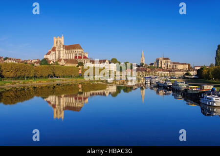 Auxerre im Burgund - Auxerre, la cathédrale et l'Yonne, Bourgogne Banque D'Images