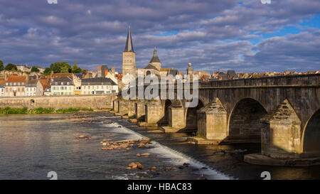 La Charite-sur-Loire - La Charité-sur-Loire en Bourgogne, la ville et la Loire, France Banque D'Images