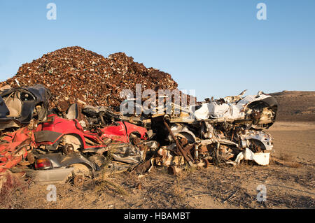 Pile de carcasses de voitures et divers autres métaux sur un champ prêt pour l'industrie du recyclage. Banque D'Images