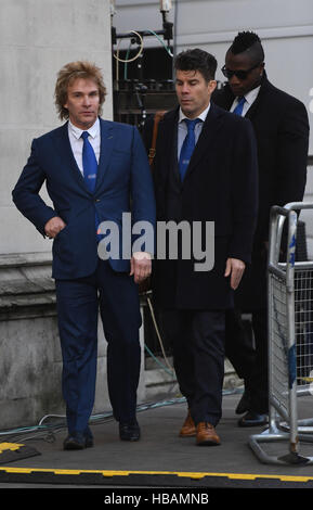 Charlie Mullins (à gauche), fondateur de Pimlico plombiers, arrive la Cour suprême de Londres, où le gouvernement a lancé un appel contre une décision que le premier ministre doit demander l'approbation des députés pour déclencher le processus de prendre la Grande-Bretagne hors de l'Union européenne. Banque D'Images