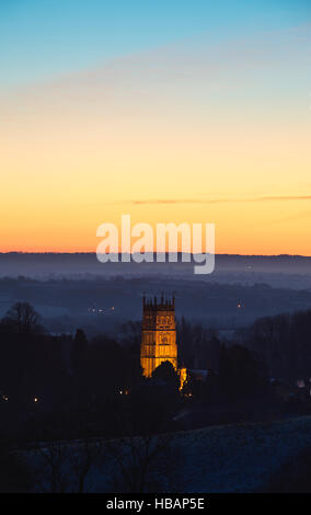 Saint James Church allumé jusqu'à l'aube. Chipping Campden, Gloucestershire, Cotswolds, en Angleterre