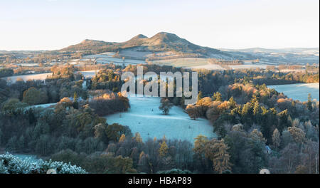 Scotts voir près de Melrose donnant sur la rivière Tweed et l'Eildon Hills dans le froid au lever du soleil. Scottish Borders. L'Ecosse Banque D'Images