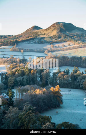 Scotts voir près de Melrose donnant sur la rivière Tweed et l'Eildon Hills dans le froid au lever du soleil. Scottish Borders. L'Ecosse Banque D'Images