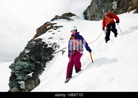 Les alpinistes en ordre décroissant montagne couverte de neige, Saas Fee, Suisse Banque D'Images