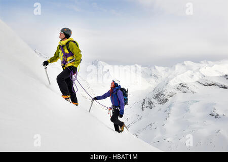 Les alpinistes ordre croissant montagne couverte de neige, Saas Fee, Suisse Banque D'Images
