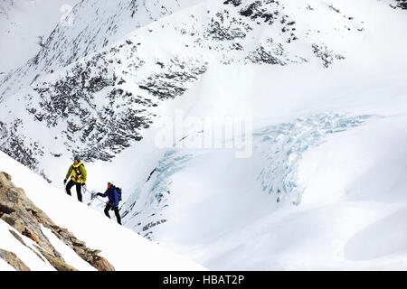 Les alpinistes ski de randonnée sur la montagne couverte de neige, Saas Fee, Suisse Banque D'Images