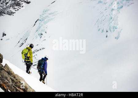 Les alpinistes ski de randonnée sur la montagne couverte de neige, Saas Fee, Suisse Banque D'Images
