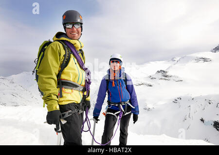 Les alpinistes sur la montagne couverte de neige à la caméra, sourire à Saas Fee, Suisse Banque D'Images