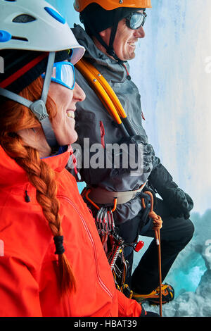 Les glaciéristes dans la caverne de glace à l'écart smiling Banque D'Images