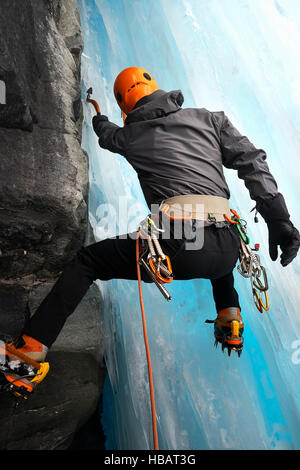 Vue arrière de l'homme dans la grotte de glace, Saas Fee, Suisse Banque D'Images
