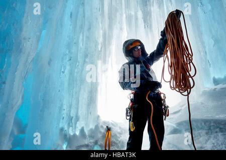 L'homme dans la caverne de glace préparation corde, Saas Fee, Suisse Banque D'Images