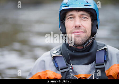 Portrait of mid adult male casque de sports nautiques en kayak Banque D'Images