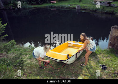 Deux amies, bateau à rames sur la manœuvre de Lakeside, Sattelbergalm, Tirol, Autriche Banque D'Images