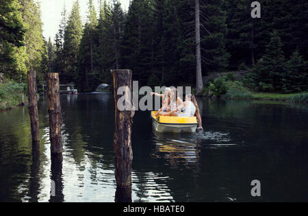 Trois amis femelles adultes qui pointe de bateau à rames sur le lac, Sattelbergalm, Tirol, Autriche Banque D'Images