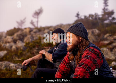 Les randonneurs enjoying view sur champ rocailleux, Sarkitunturi, Laponie, Finlande Banque D'Images