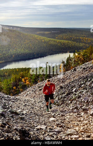 Randonneur fonctionnant jusqu'abrupte, Kesankitunturi, Laponie, Finlande Banque D'Images