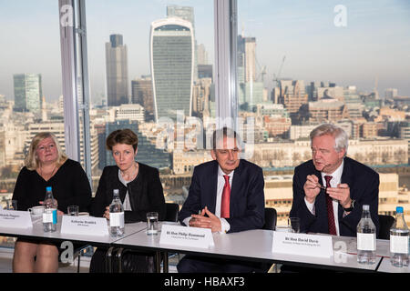 Chancelier de l'Échiquier Philip Hammond (deuxième à droite) et la secrétaire d'État à la sortie de l'Union européenne David Davis au cours d'une réunion avec des cadres du secteur des services financiers à l'écharde dans le centre de Londres. Banque D'Images