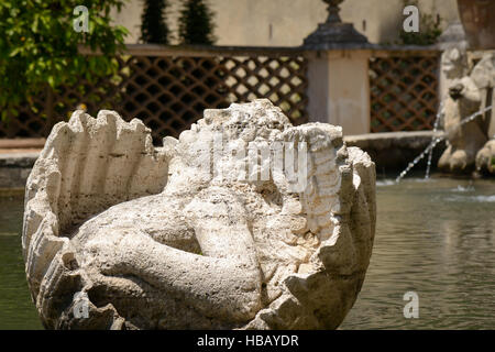 Particulier d'une fontaine, angel statue, à Tivoli, Italie Banque D'Images