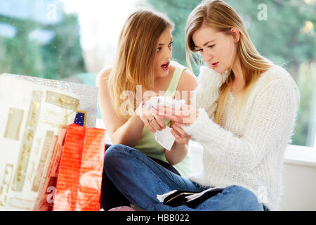 Deux jeunes filles à dépassé avec leur shopping Banque D'Images