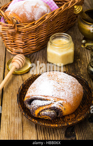 Petits pains aux graines de pavot et de sucre glace Banque D'Images