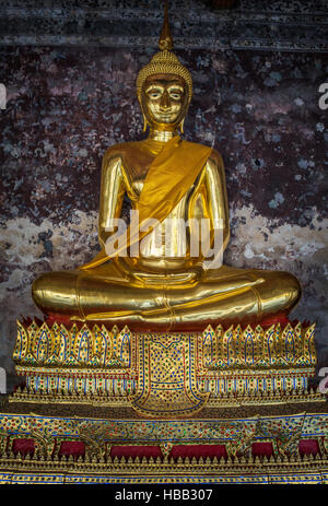 Bouddhas d'or dans la région de Wat Suthat, Bangkok Banque D'Images